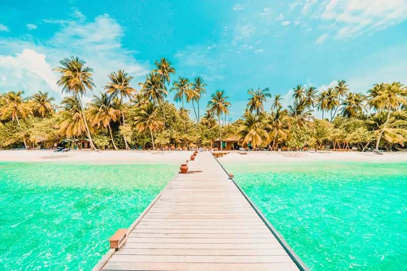Traumhafter Strand auf den Malediven mit türkisblauem Wasser