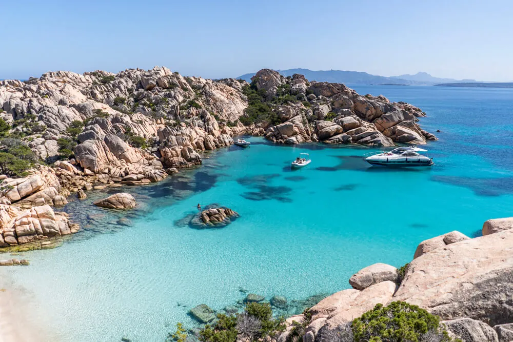 Traumhafter Strand Cala Coticcio auf Sardinien