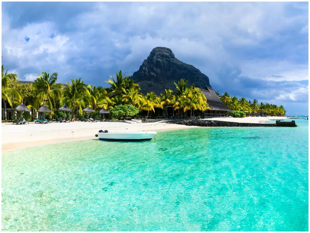 Traumhafter Strand mit Blick auf das Meer auf Mauritius