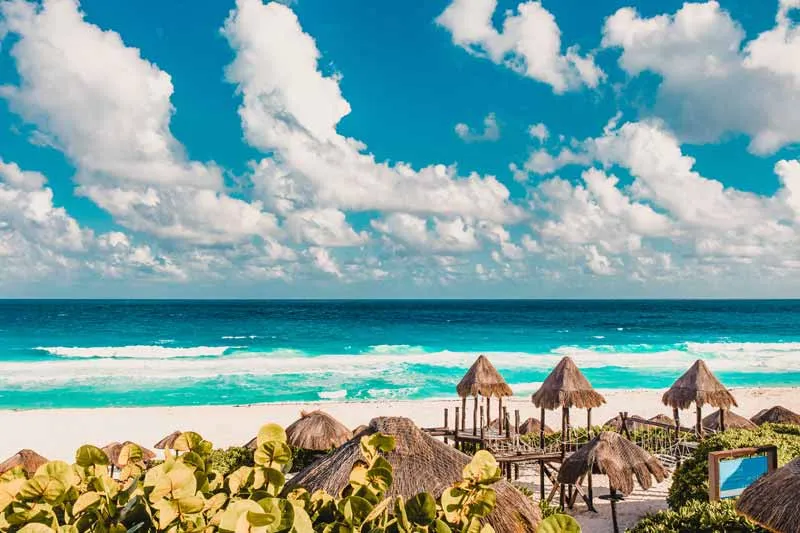 Traumhafter Strand Playa Delfines in Cancún, Mexiko mit Palmen und türkisem Wasser