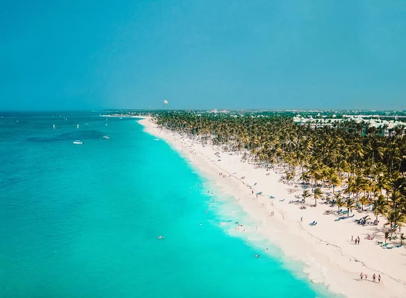Traumstrand in der Dominikanischen Republik mit Palmen