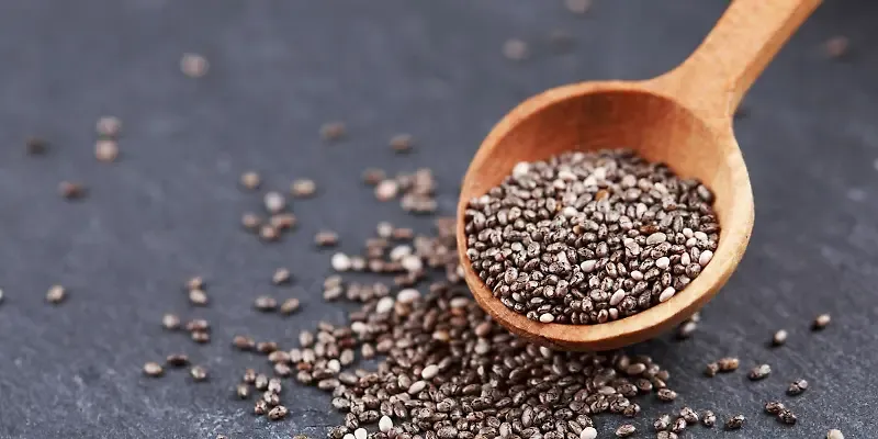 Trockene Chia-Samen in einem Löffel als Ausgangspunkt für gesunde Getränke