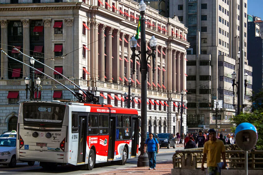 Trolleybus – Auf einigen Linien des Zentrums fahren die Busse elektrisch mittels Oberleitung