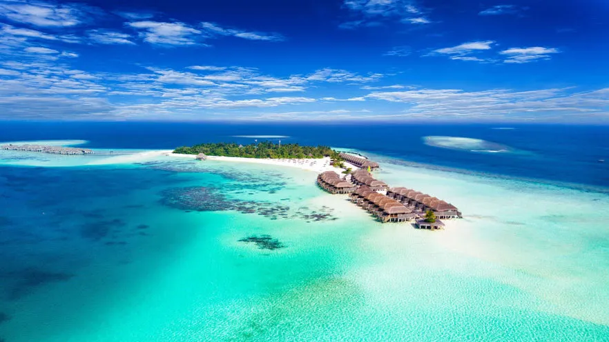 Tropische Insel mit Sandstrand und türkisfarbenem Wasser
