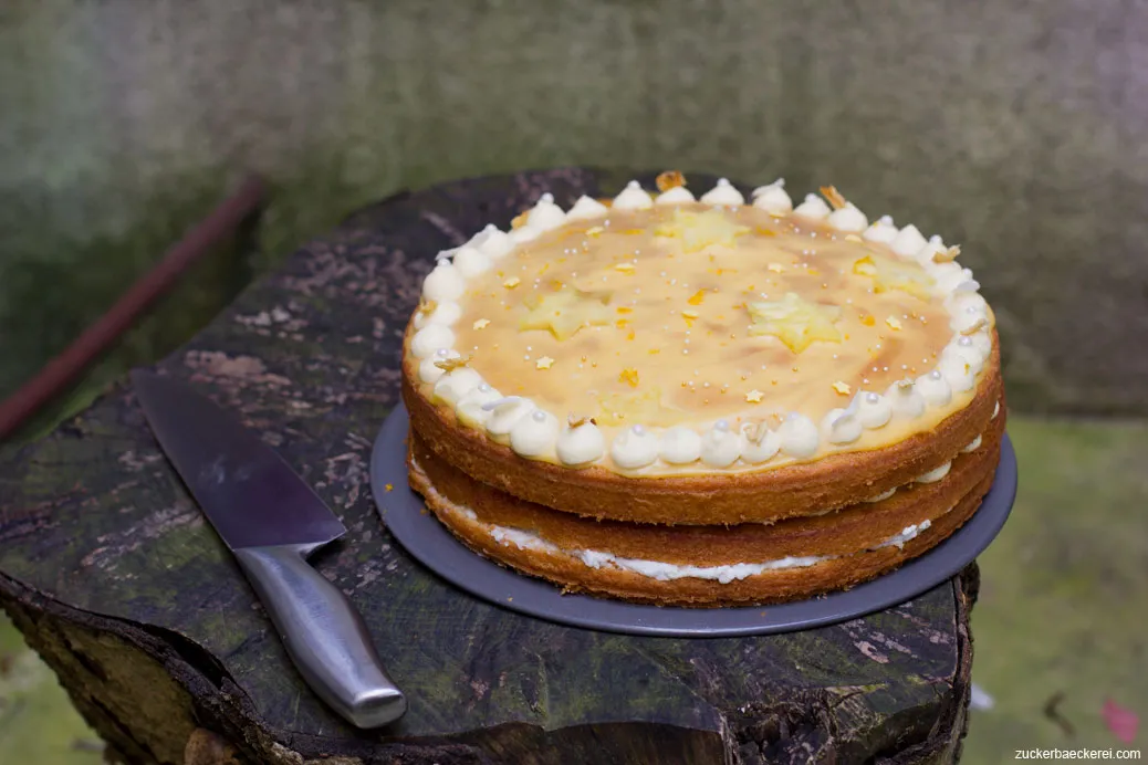 Tropischer Ananas-Geburtstagskuchen mit leuchtend gelbem Curd