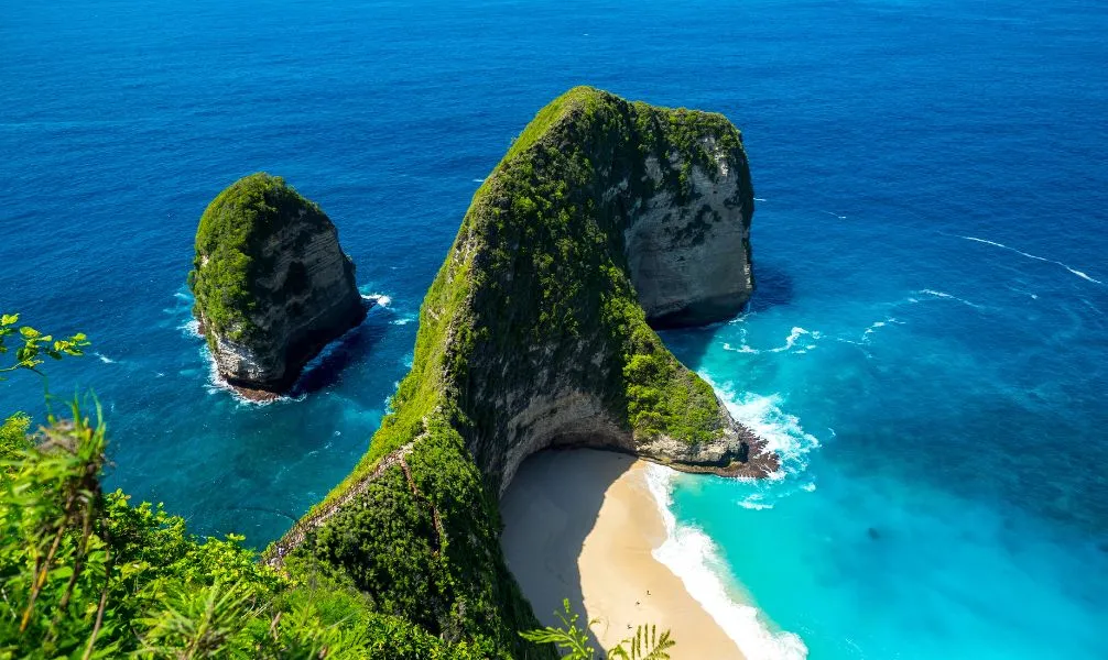 Tropischer Strand auf Bali mit Palmen und azurblauem Wasser über die Weihnachtsfeiertage