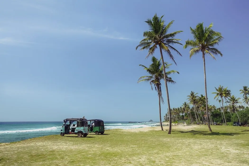 Tuk Tuks am Strand in Sri Lanka bei Sonnenuntergang