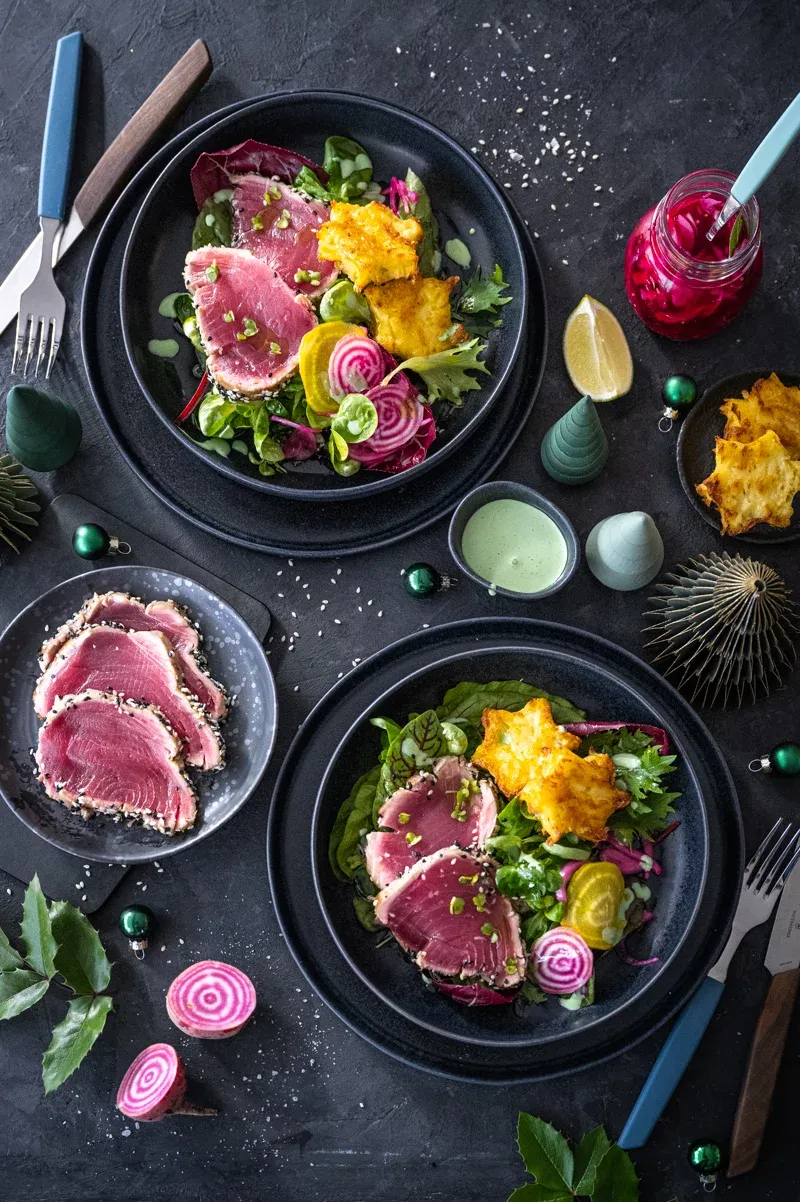 Tuna Tataki, dünn geschnittener, kurz angebratener Thunfisch mit Sesamsamen, ein schnelles asiatisches Rezept für Feinschmecker