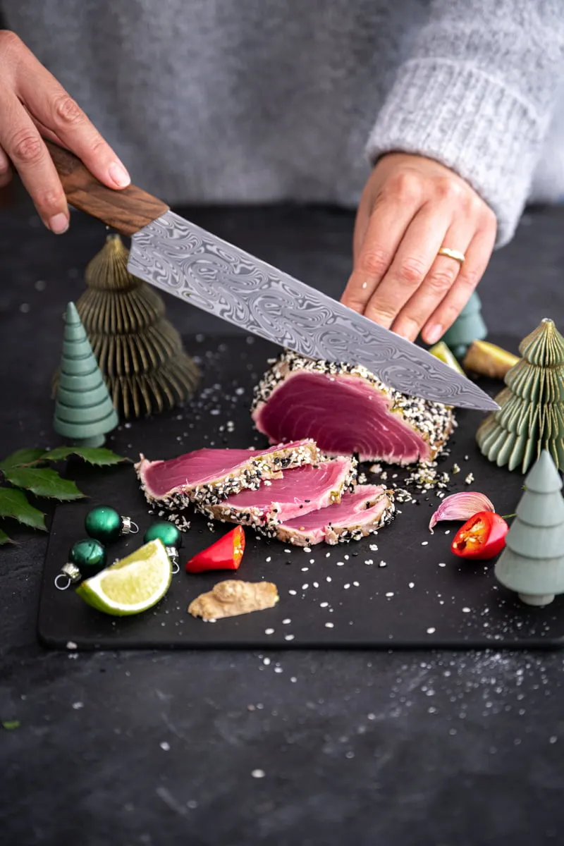 Tuna Tataki, scharf angebratener Thunfisch in dünnen Scheiben, garniert mit Sesam