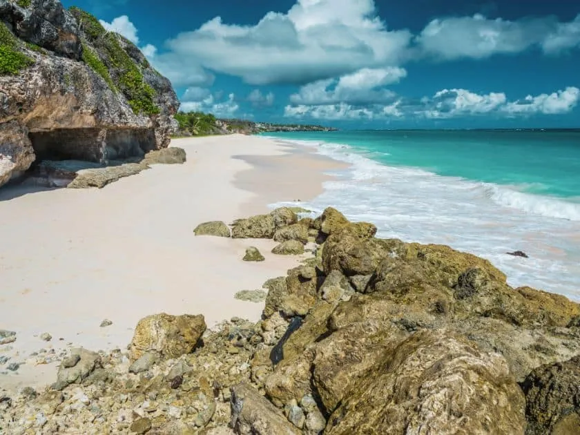 Türkisblaues Meer und puderweißer Strand an der Carlisle Bay auf Barbados