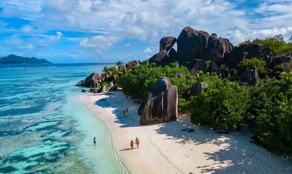 Türkisblaues Wasser und Granitfelsen am Anse Source d'Argent auf La Digue, Seychellen, ein Traumziel im September
