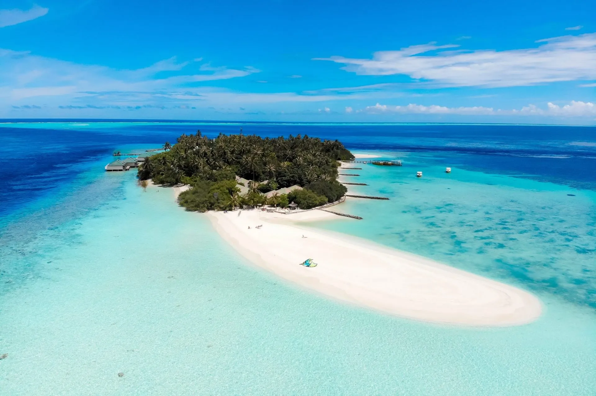 Türkisblaues Wasser und weiße Sandstrände auf Emboodhu Finolhu, einer Luxus-Insel auf den Malediven