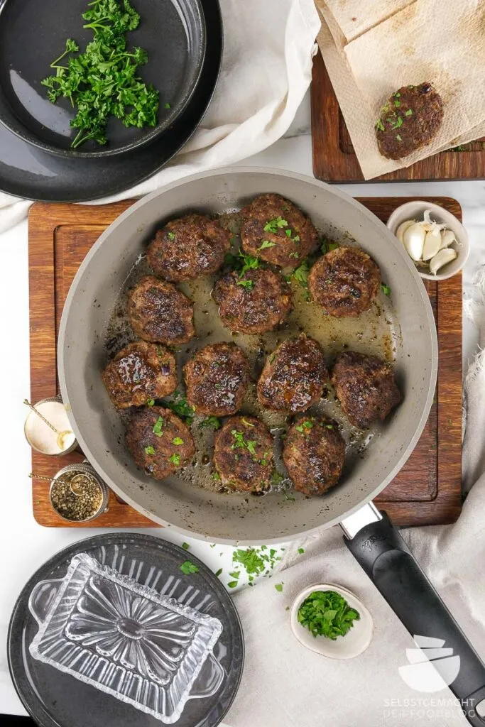 Türkische Frikadellen (Köfte) in der Pfanne goldbraun braten