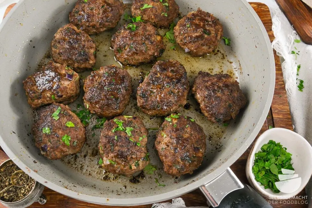 Türkische Köfte brutzeln in der Pfanne für ein köstliches Mahl