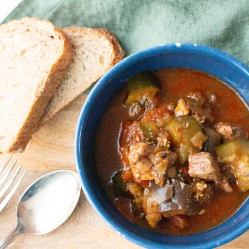 Türkischer Eintopf mit Auberginen, Zucchini und Fleisch