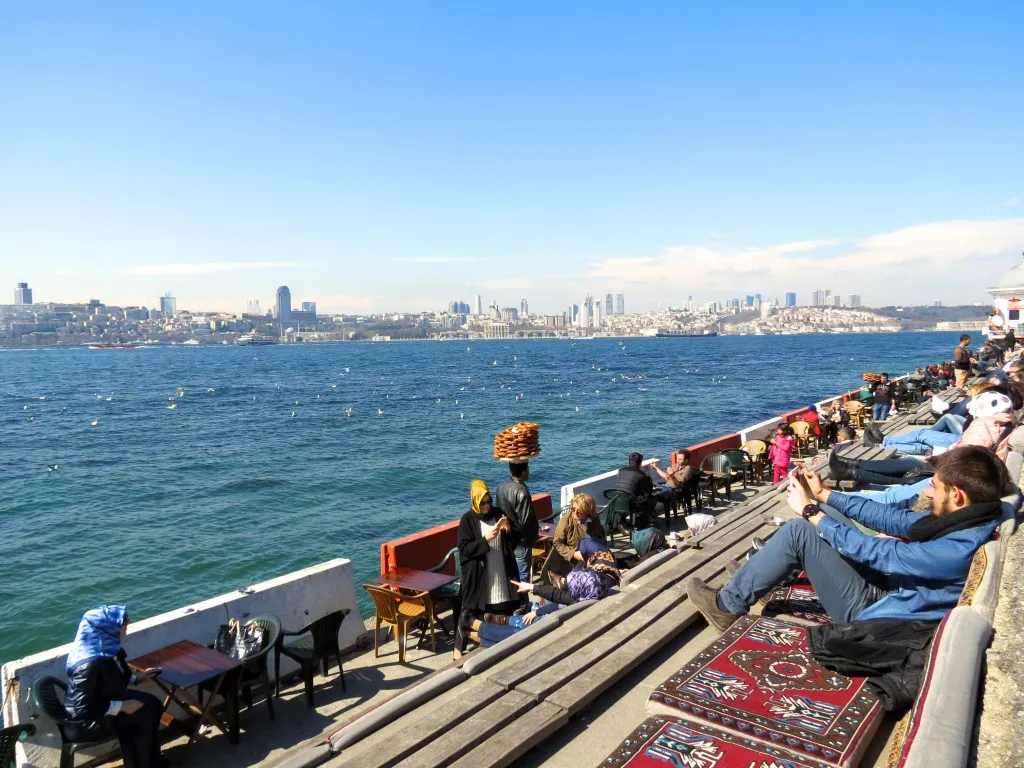 Türkischer Tee und Simit in Istanbul mit frühlingshaften Temperaturen