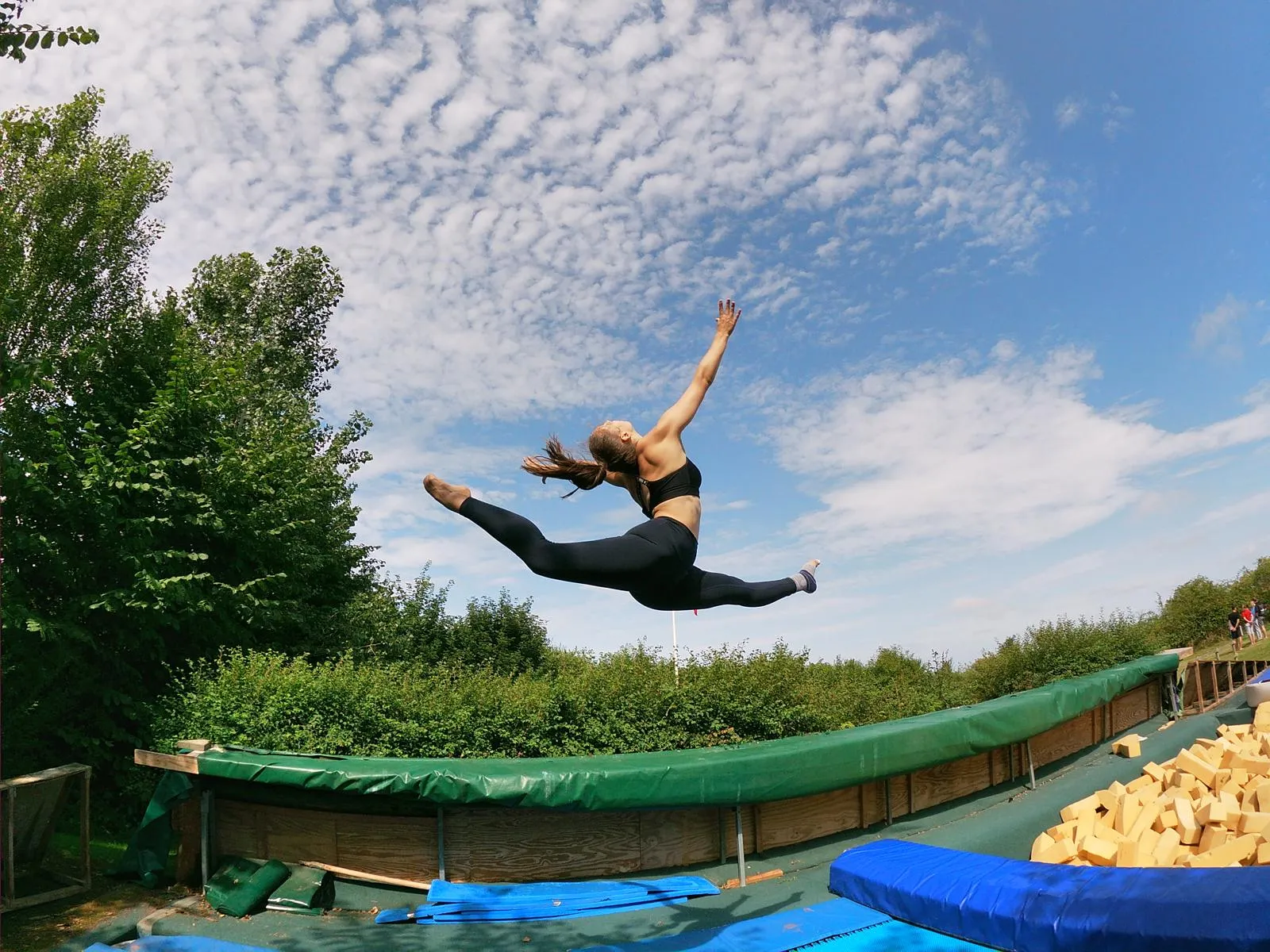 Turnerinnen basteln Bänder und schauen gemeinsam Sport an der Leinwand am Abend des Trainingslagers