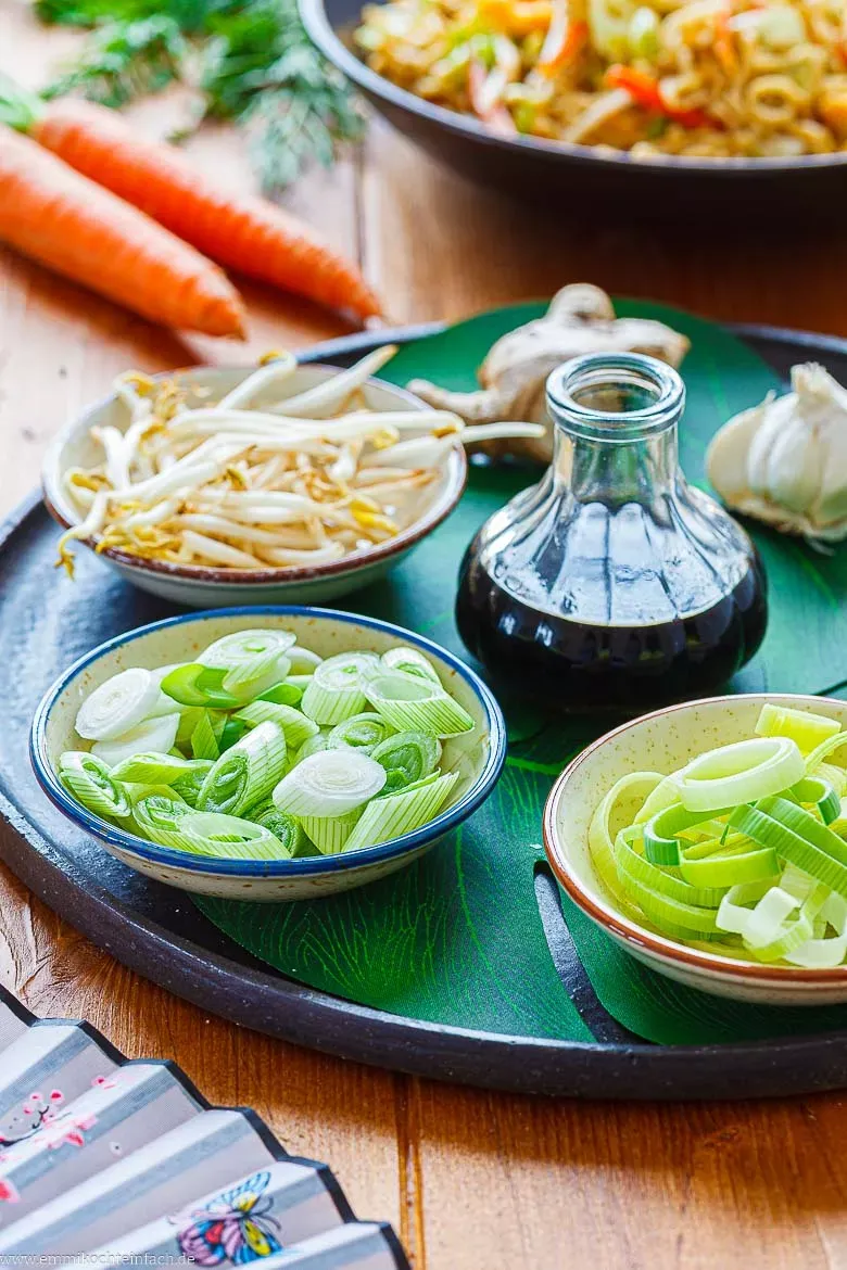 Typische Zutaten für chinesische Nudelgerichte, die auch in Deutschland beliebt sind