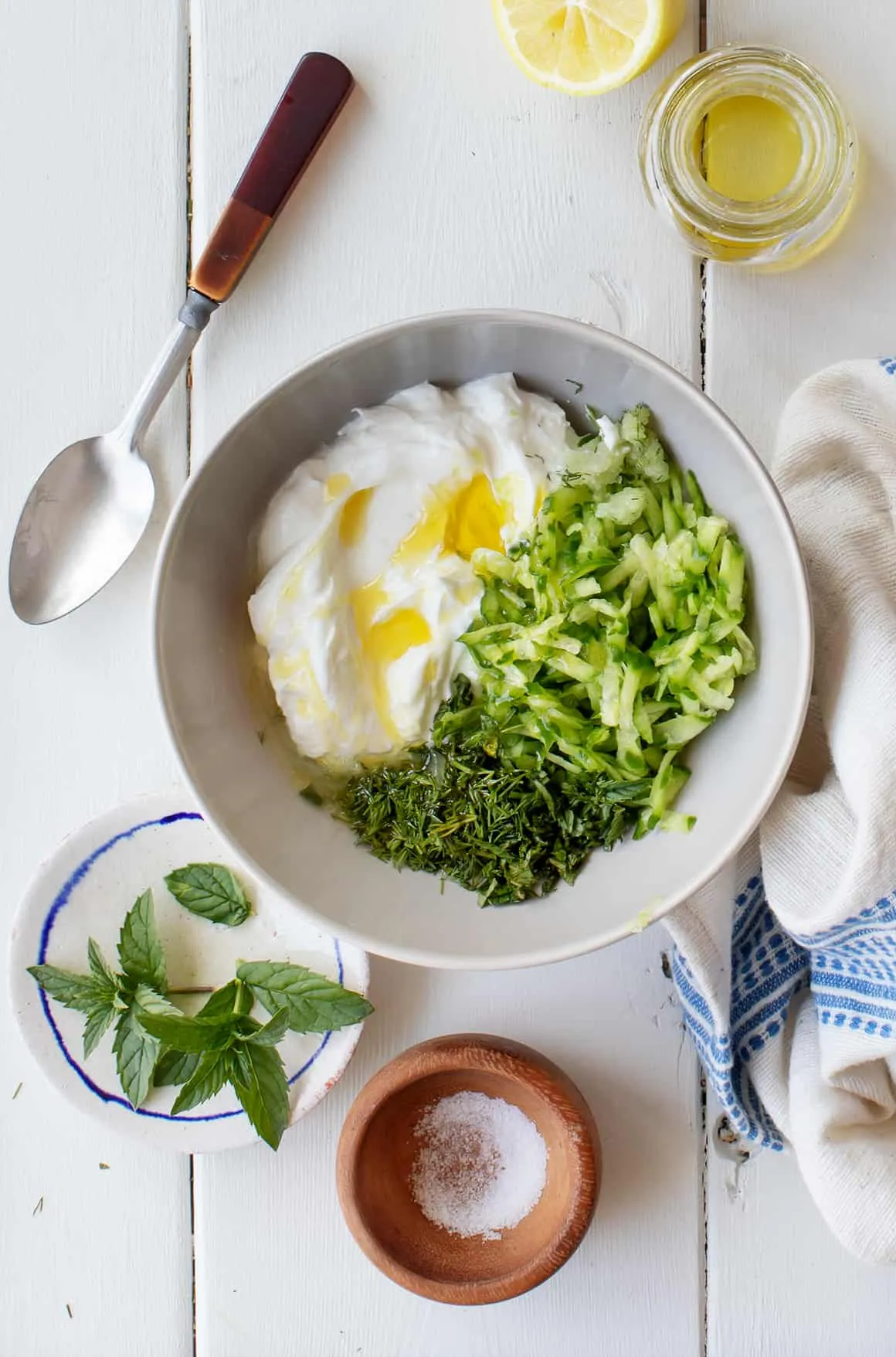 Tzatziki-Sauce als Dip mit Gemüse und Pitabrot