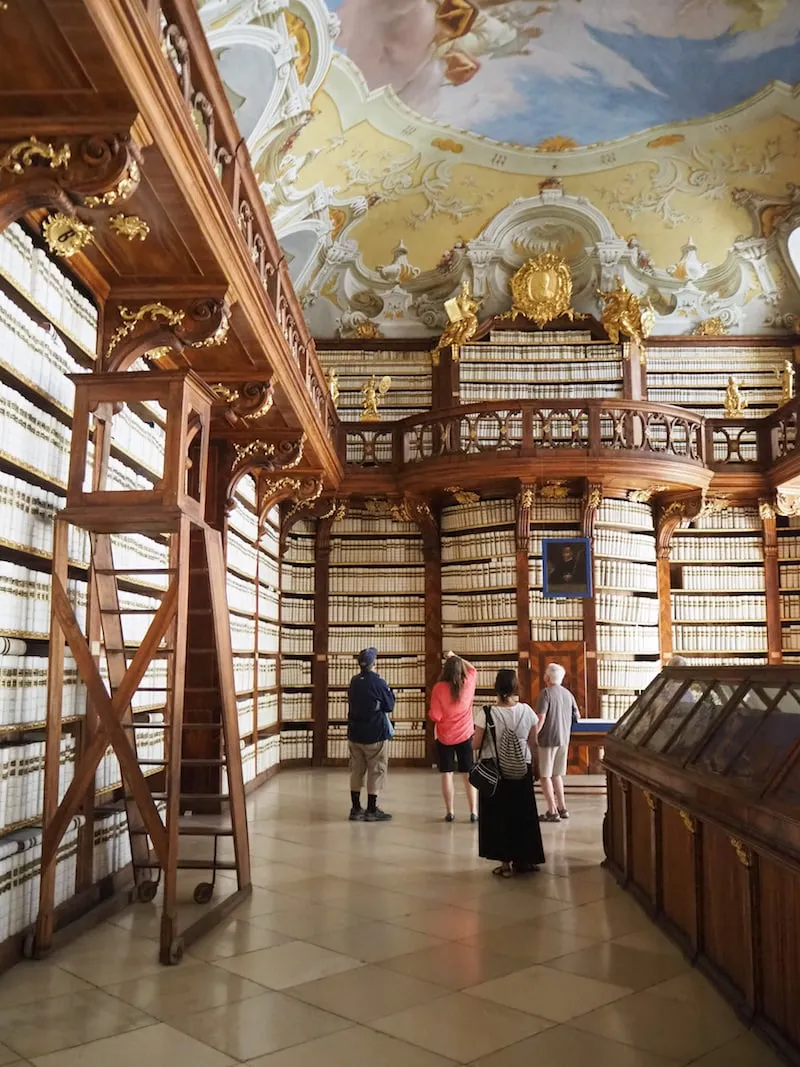 … über solch prachtvolle Räumlichkeiten wie die Bibliothek des Stiftes …