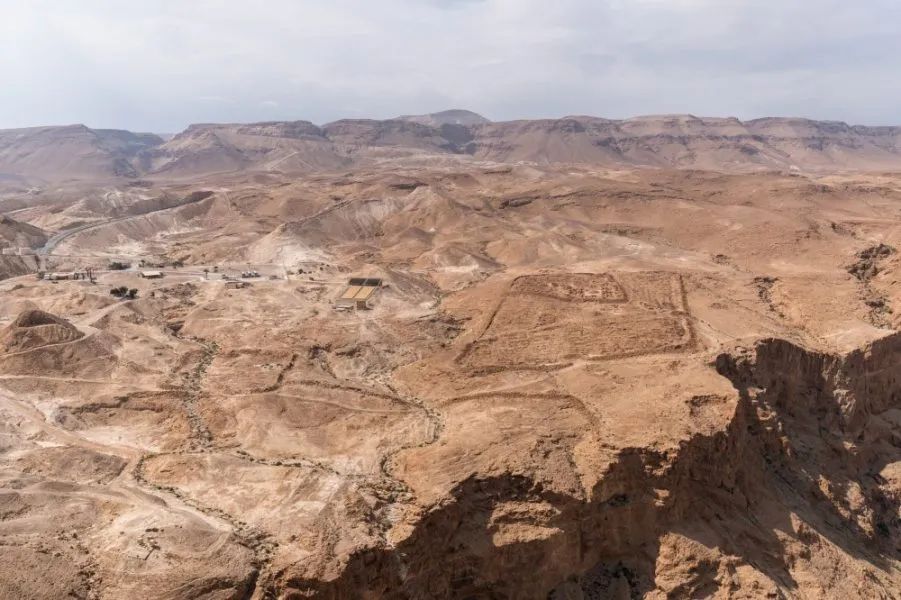 Überreste der römischen Belagerungslager am Fuße der Masada-Festung.