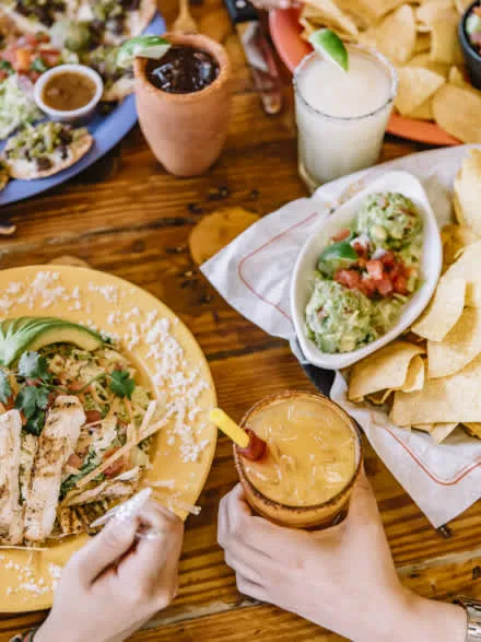 Übersicht des Ojos Locos Menüs mit verschiedenen Vorspeisen, die typisch für eine Sport-Cantina sind.