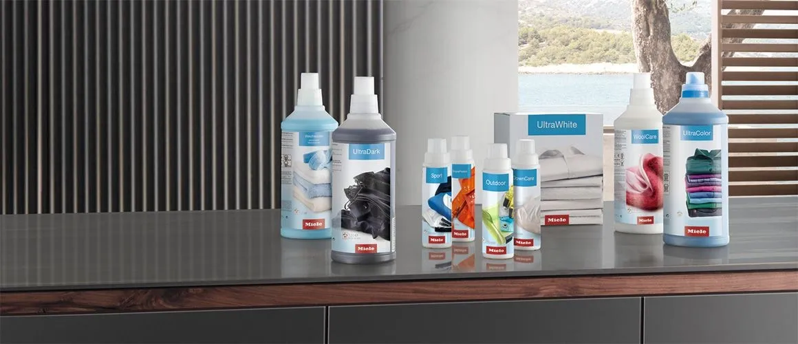 Übersichtsaufnahme von Miele Waschmaschinen und Trocknern im modernen Waschraum