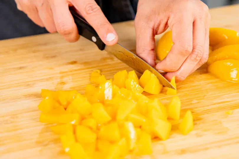 Übrige Pfirsiche für Torte klein schneiden