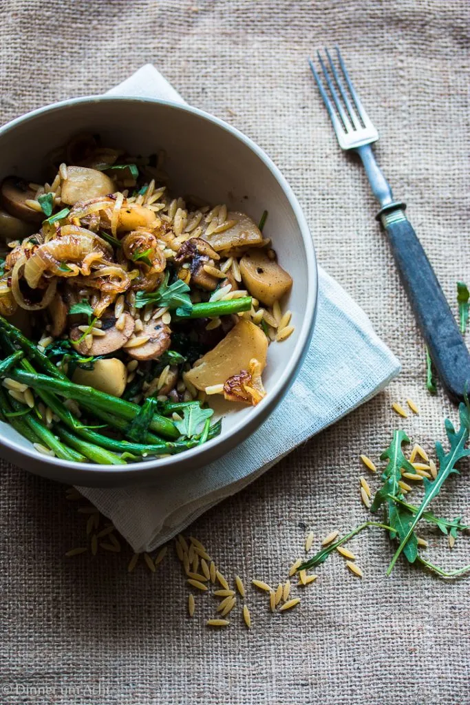 Unbearbeitete, knackige Mairübchen und frische Champignons, bereit für die Zubereitung im Frühling