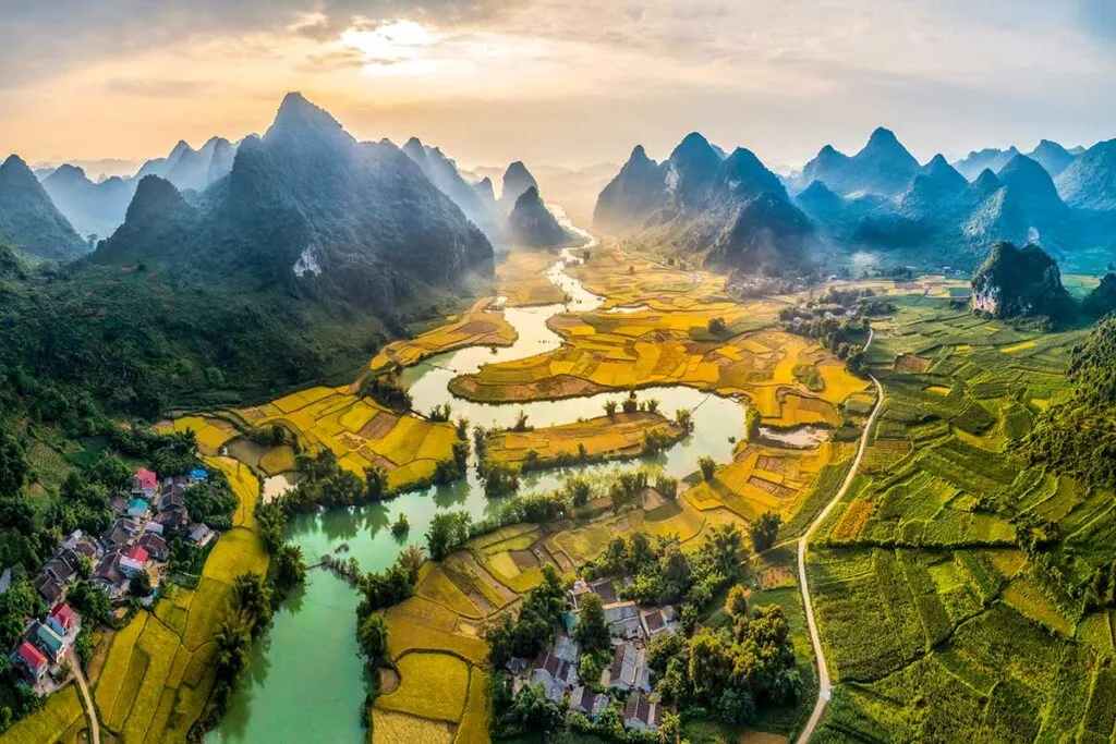 Unberührte Landschaft des Phong Nam Tals in Cao Bang, perfekt für Reisende abseits der Touristenpfade