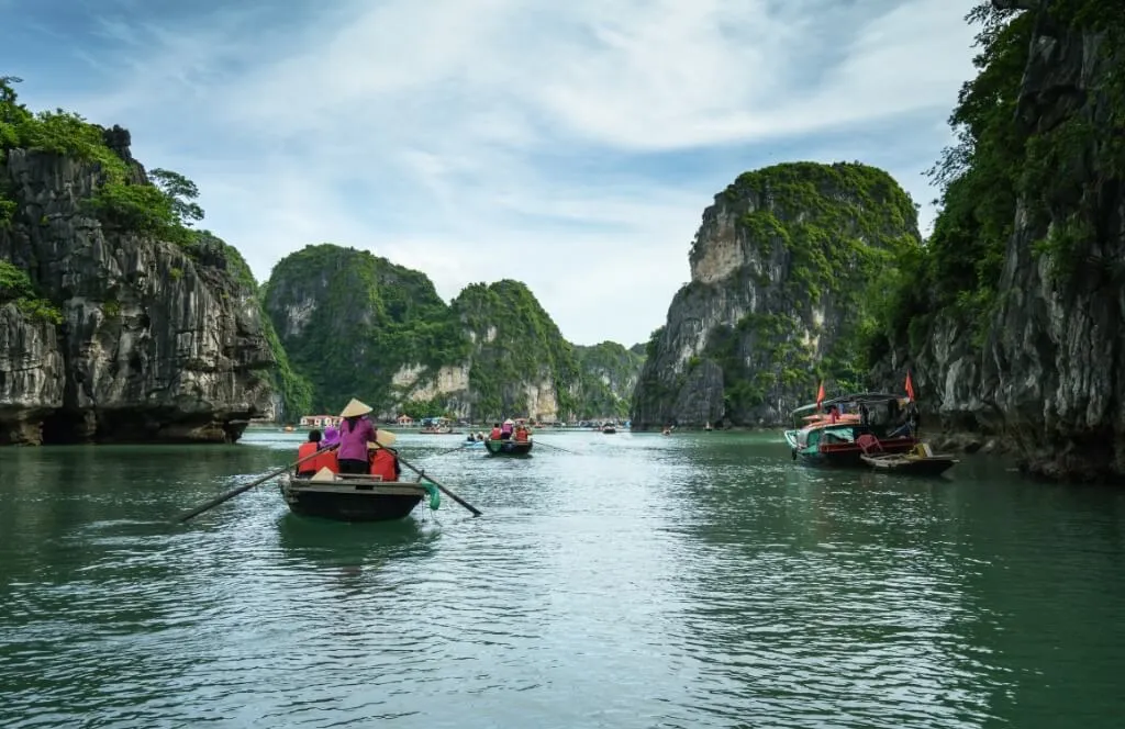Une excursion en barque au coeur du vietnam
