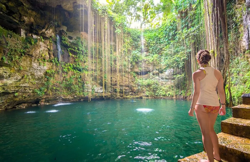 Une femme dans les Cenotes au Mexique pays chaud en Janvier