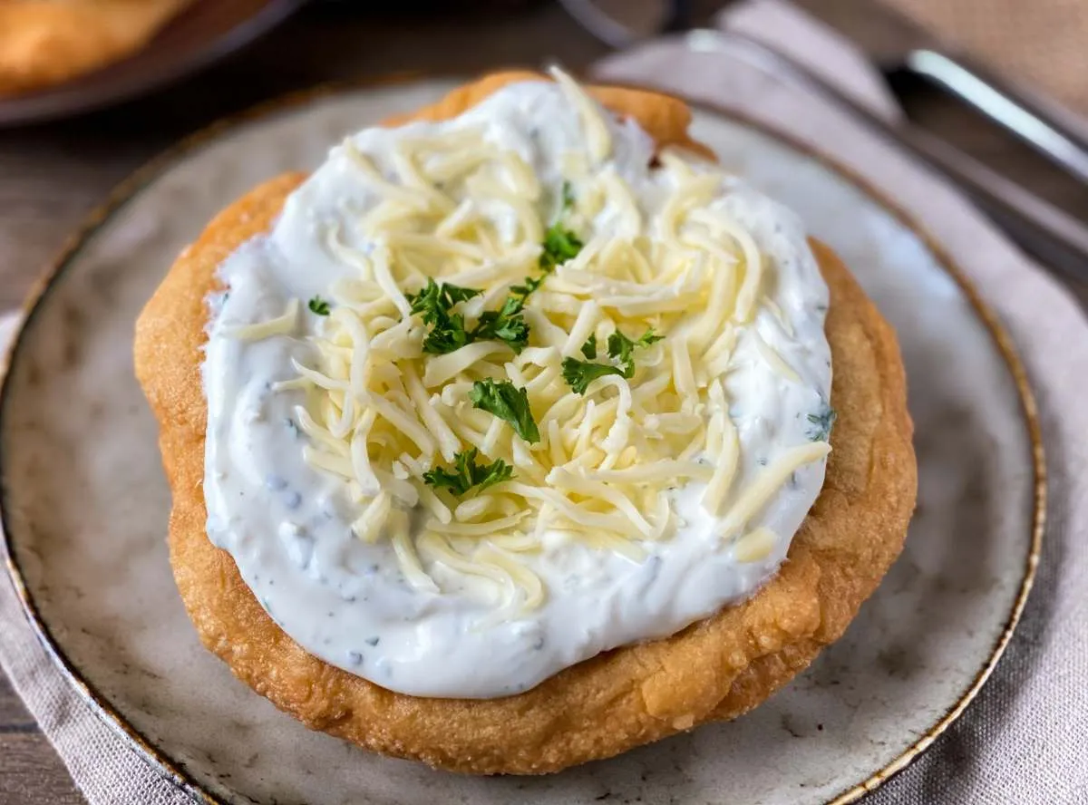 Ungarische Langos, knusprig und herzhaft