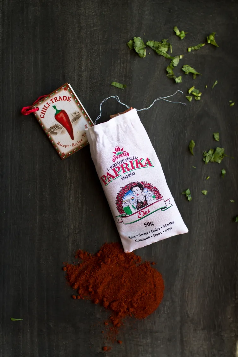 Ungarisches Paprikapulver in einer Tüte auf einem schwarzen Tablett