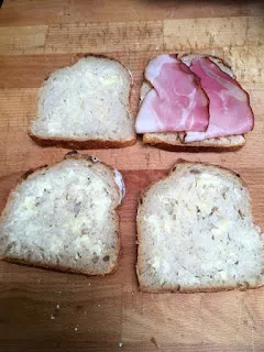 Ungebackener Schinken-Käse-Toast mit frischem Brot, Schinken und dick geschnittenem Käse