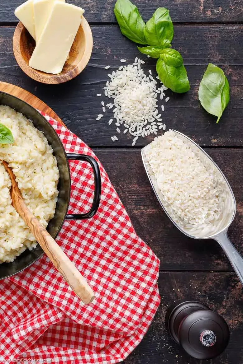 Ungekochter Risottoreis in einer Schale, bereit zum Kochen