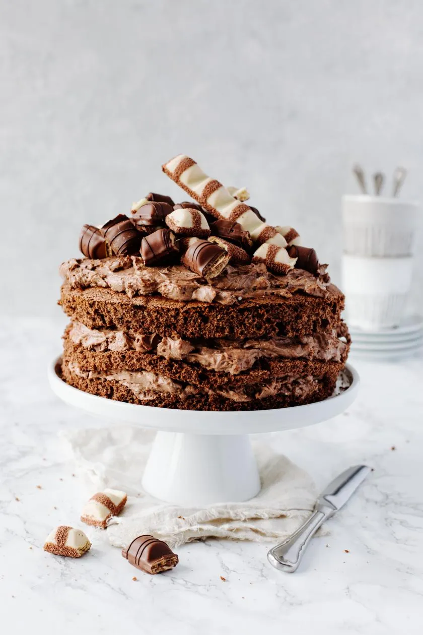 Üppige Kinder Bueno Torte mit Kinderschokoladen-Creme, Mascarpone und Frischkäse