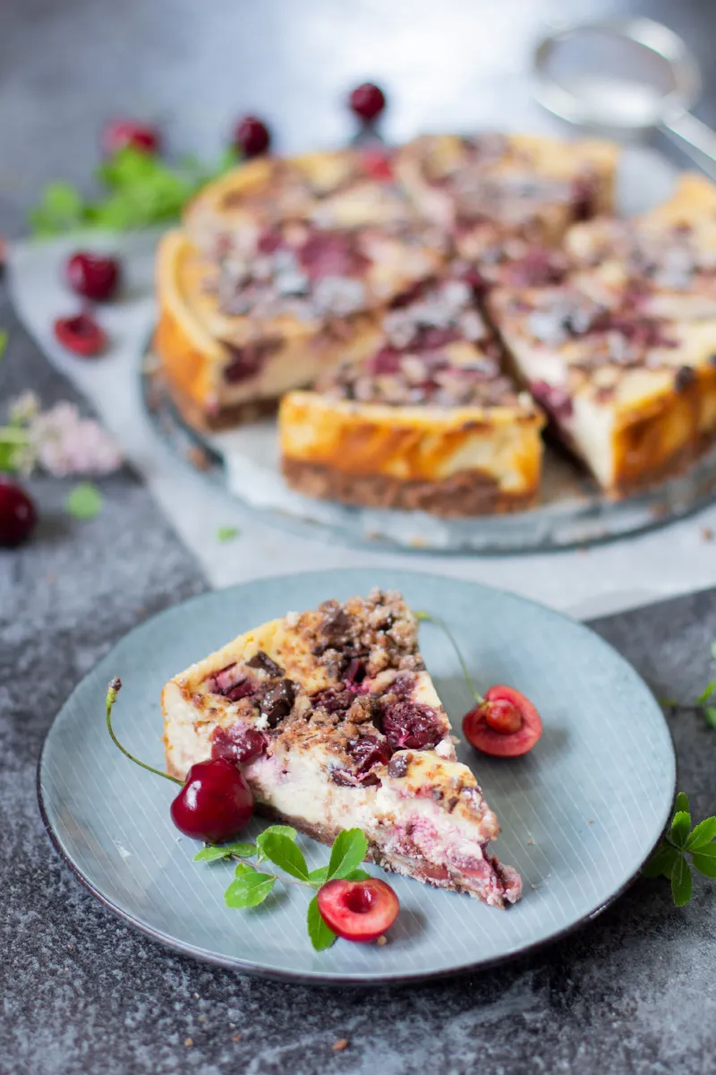 Üppiger Schokoladen-Käsekuchen mit Kirschen als festlicher Genuss