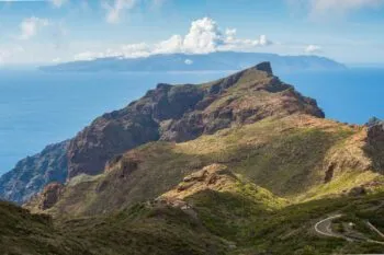 Üppiger Wald und raue Küste im Anaga-Gebirge auf Teneriffa