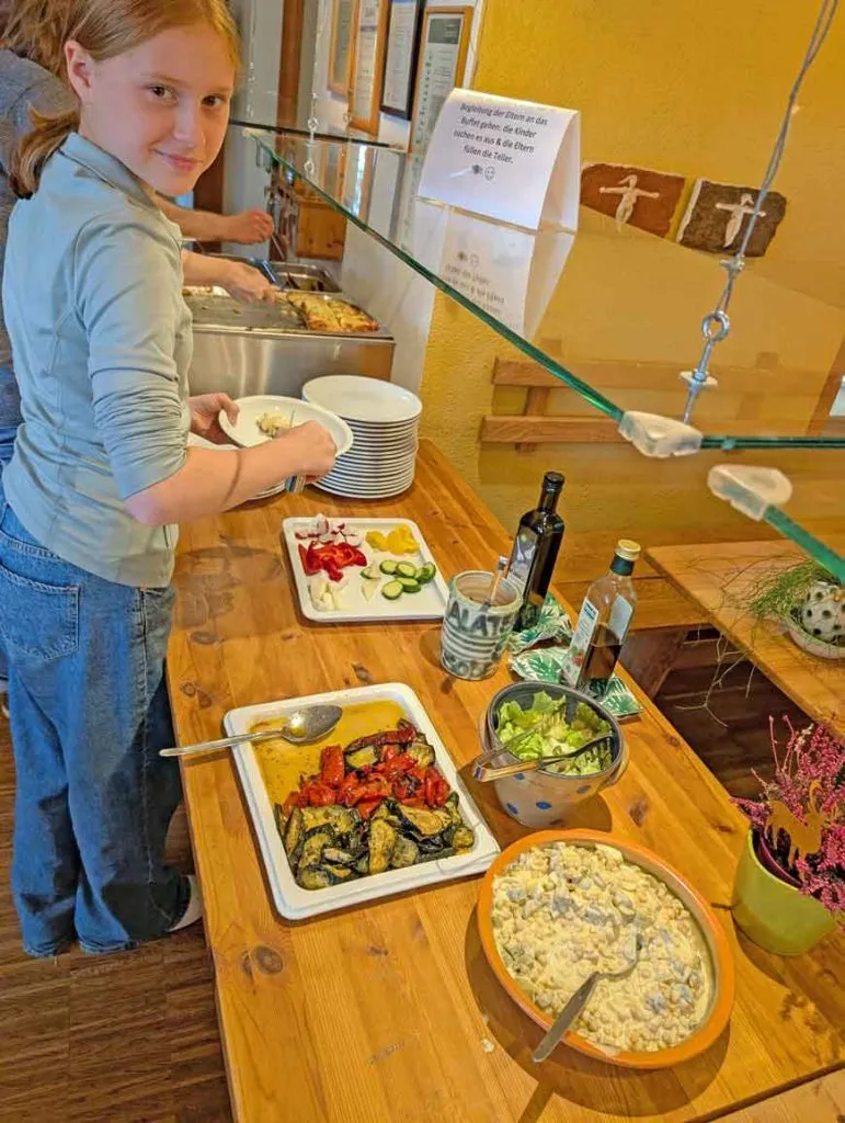 Üppiges Abendbuffet mit gesunden Bio-Speisen im Naturhotel