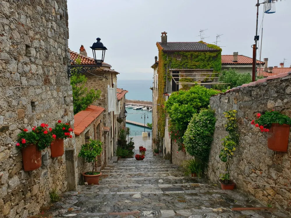 Urige Gassen im Fischerdorf Scario in Kampanien