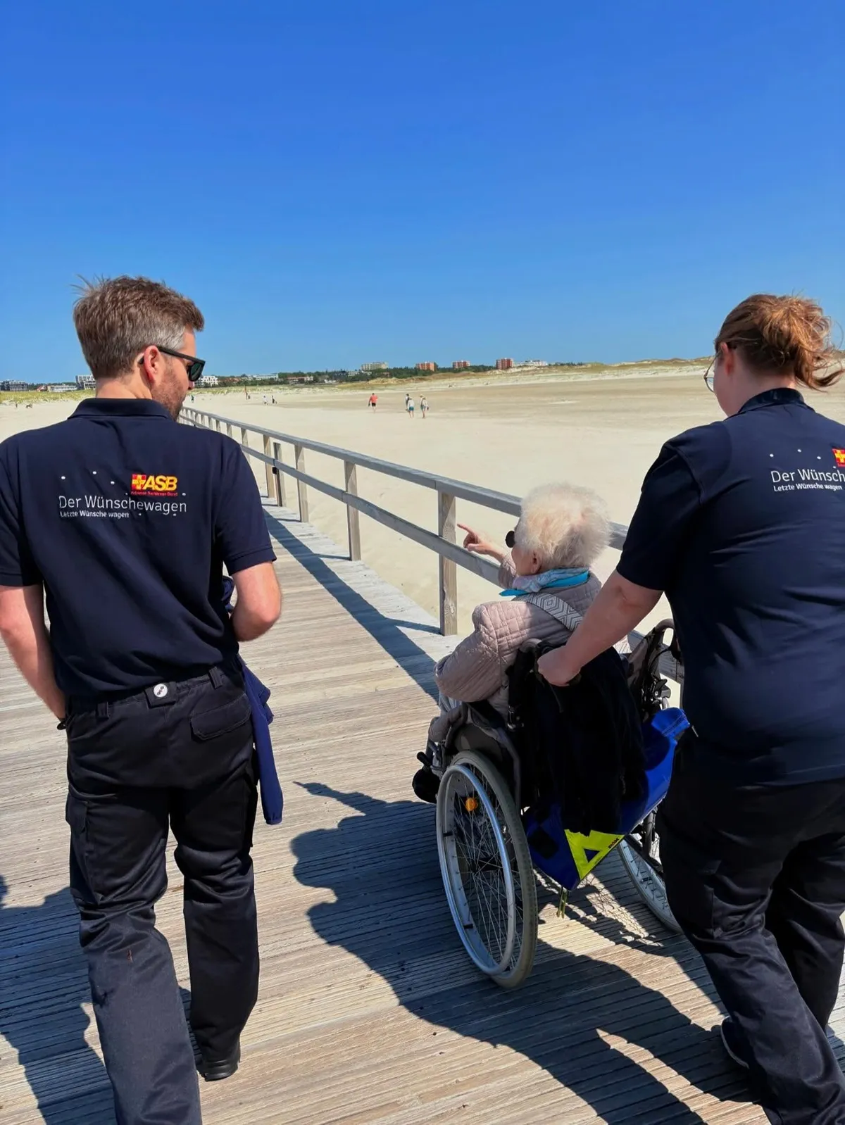 Ursel und ihre Familie mit den Begleitern des ASB Wünschewagens bei ihrem letzten Wunsch an der Nordsee
