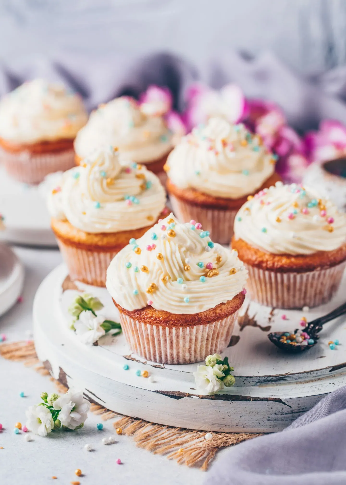 Vanille Cupcakes mit Buttercreme-Frosting und Streuseln (vegane Muffins)