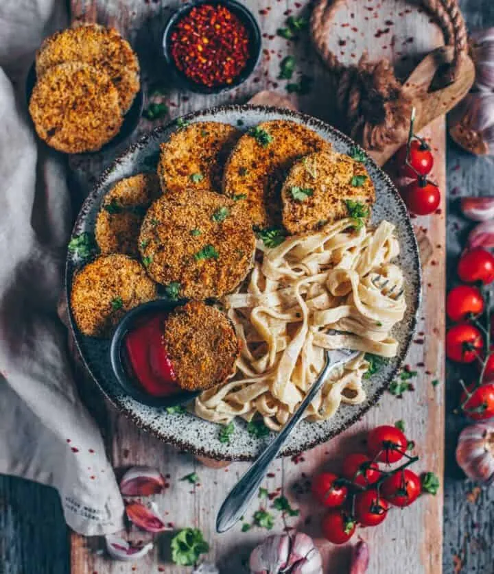 Vegane Auberginen-Schnitzel mit cremiger Pasta