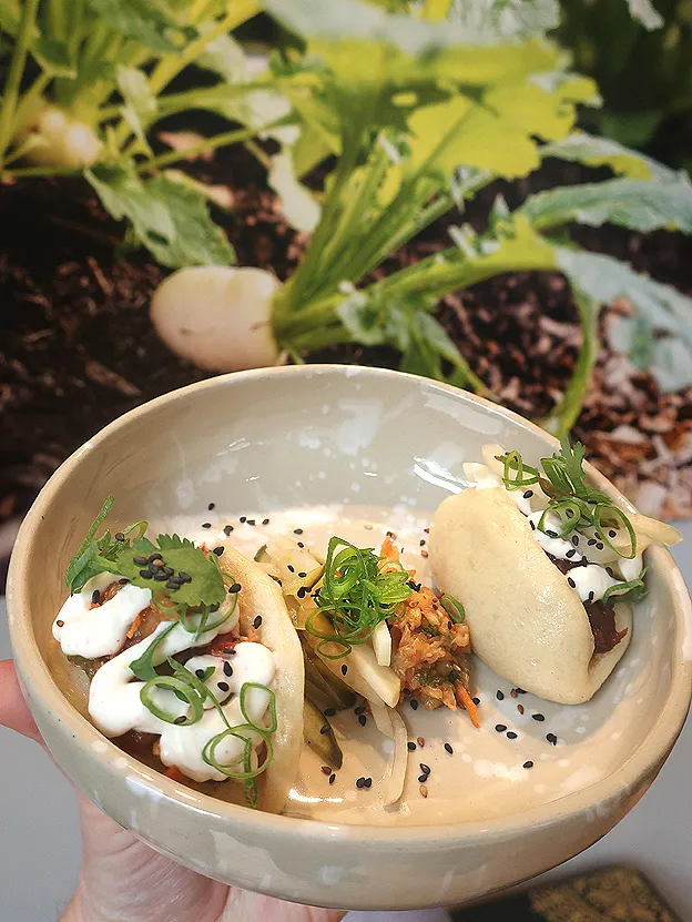 Vegane Bao Buns gefüllt mit selbst fermentiertem Kimchi, Jackfruit und eingelegtem Gemüse, ein Highlight im Menü der Hummelbude Essen.