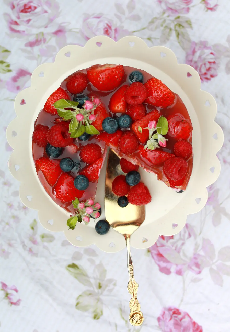 Vegane Beeren-Sahnetorte mit perfekt gebundener veganer Füllung dank Agar-Agar