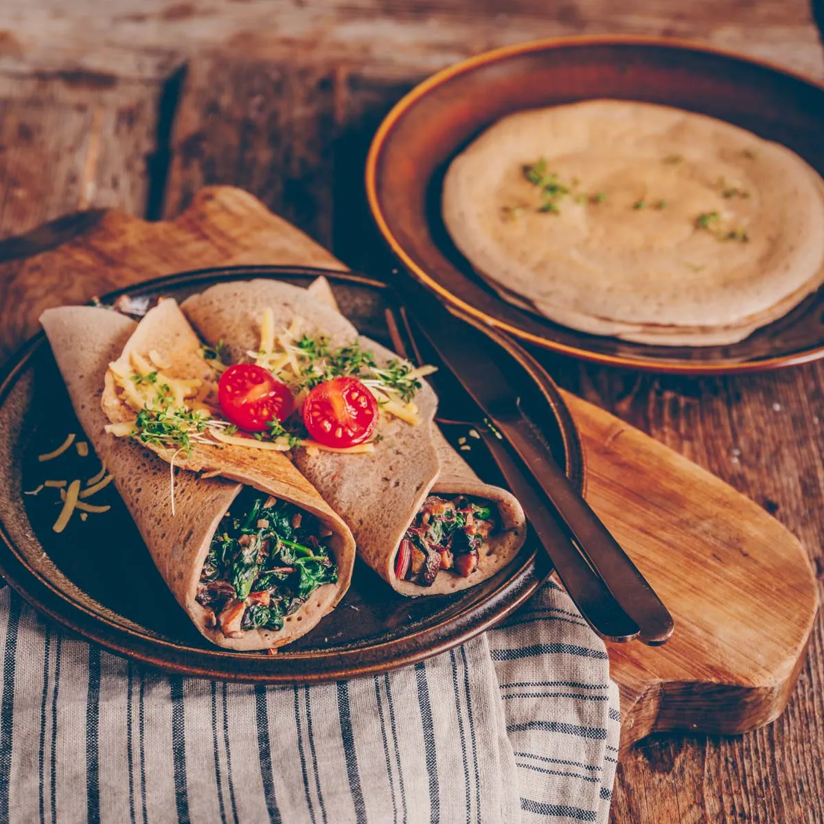 Vegane Buchweizenpfannkuchen mit frischer Spinatfüllung