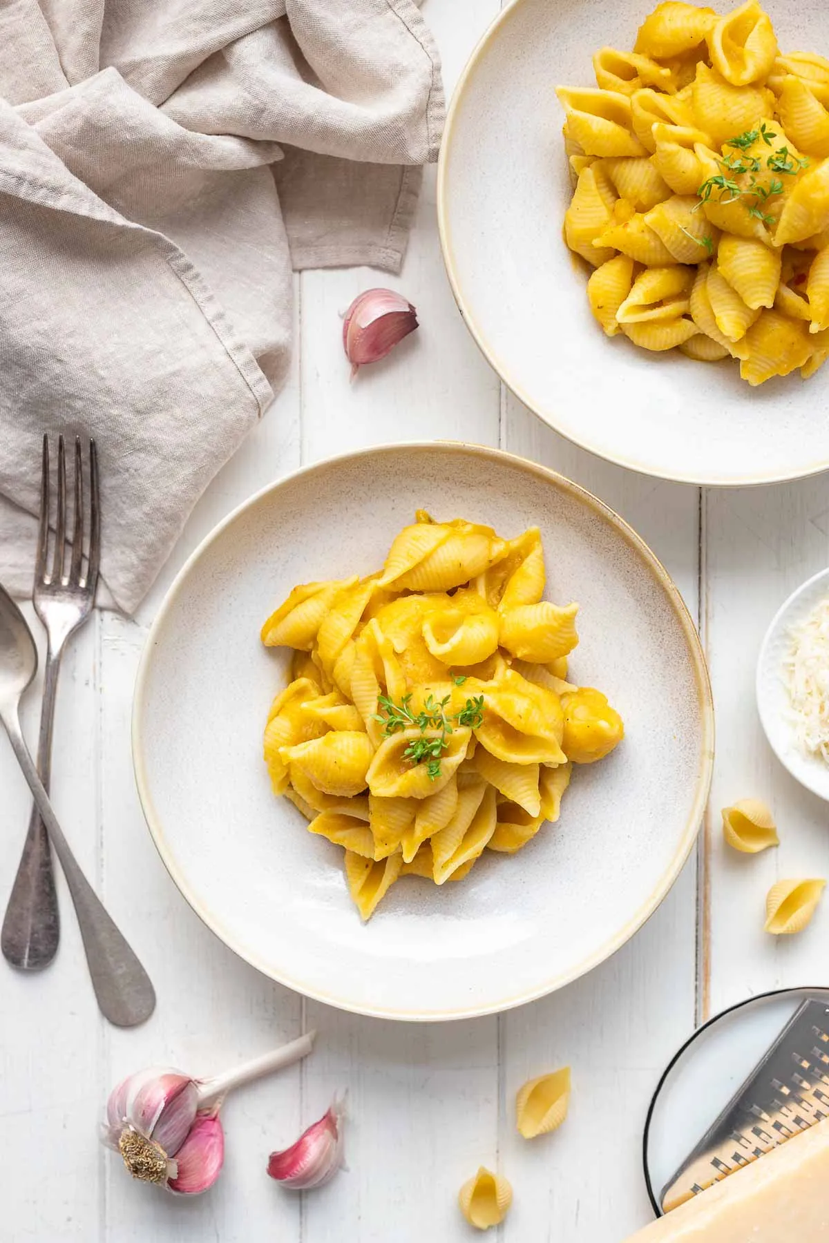 Vegane Butternut Kürbis Pasta, aus der Vogelperspektive, mit frischem Garn auf dem Tisch