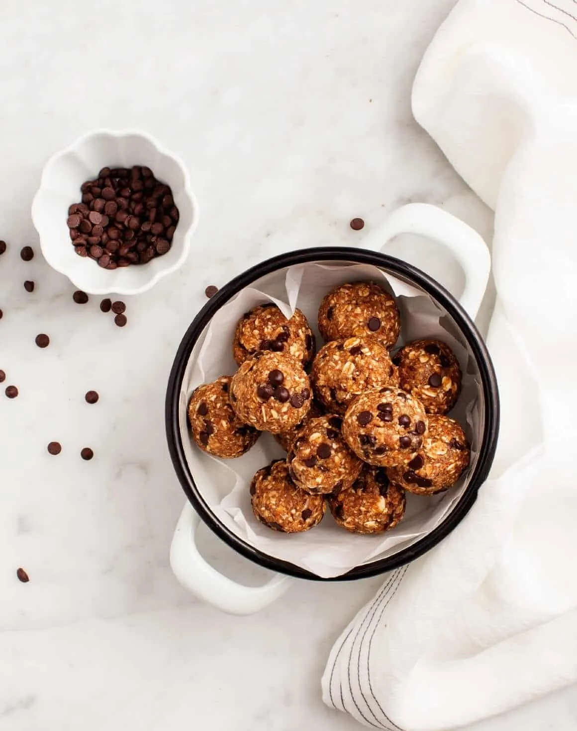 Vegane Energy Bites ohne Backen, reich an Leinsamen und Haferflocken