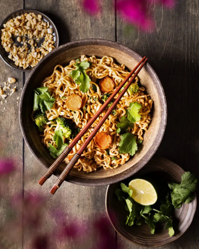 Vegane Erdnussnudeln mit Koriander und Limette, ein schnelles veganes Rezept für das Abendessen